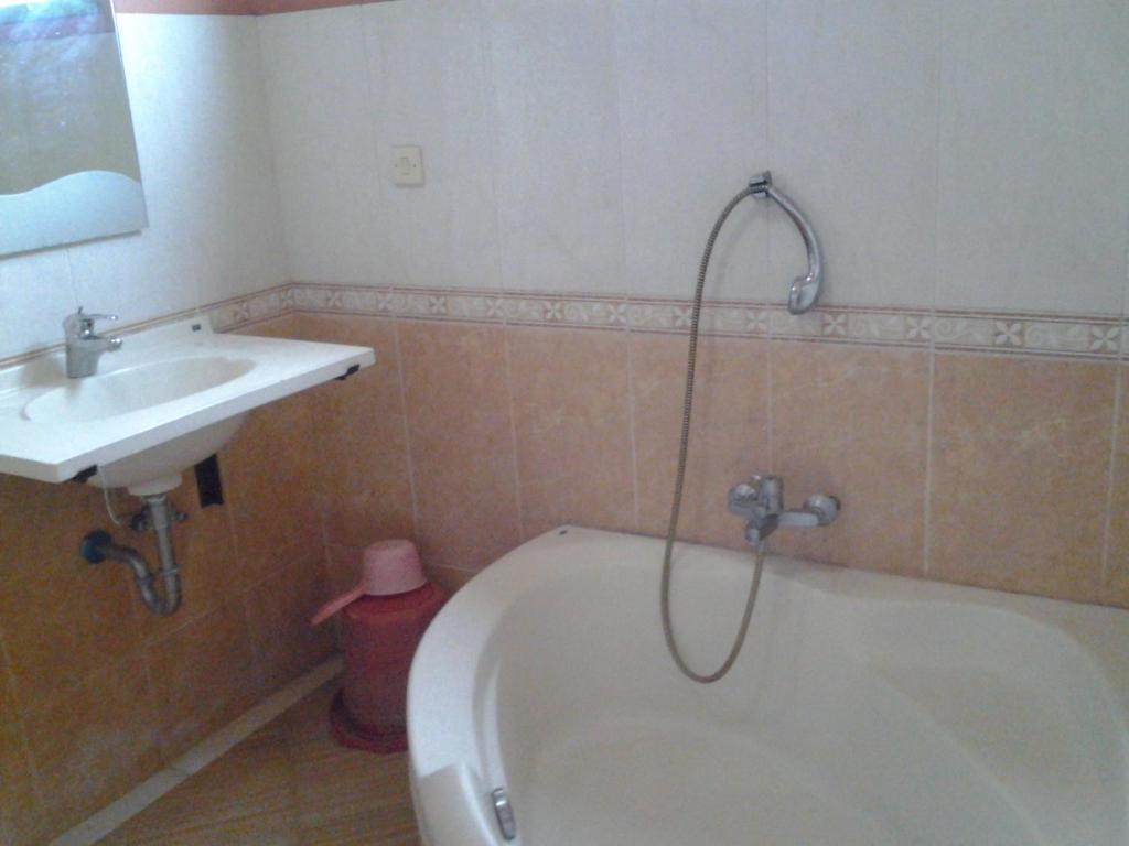 Villa And Resto Basanova Batu  Quarto foto